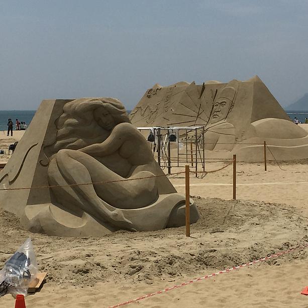 いろいろな砂の彫刻が見られます！
