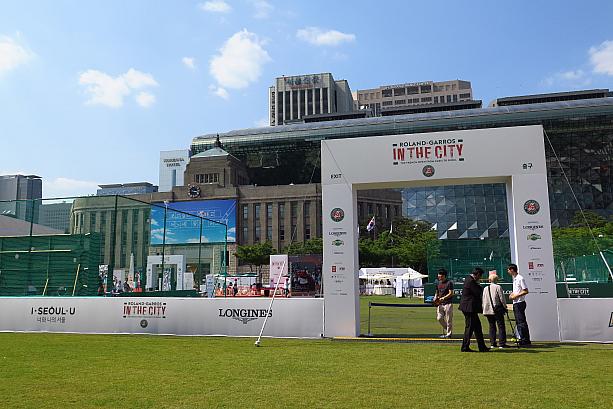 現在、広場では全仏オープンの「ローランギャロス・インザシティー」を開催中！今年いろんなイベントが開かれている韓仏修好130周年記念行事の一つだそう。