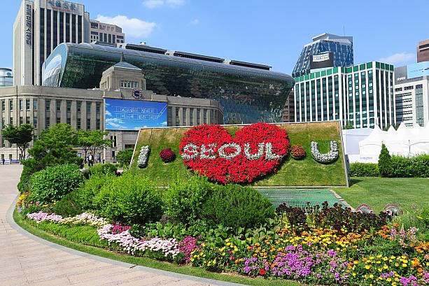 そして広場のすみっこには「I・SEOUL・YOU」！13年間続いた「Hi Seoul」のあと、去年の秋に新しく決まったソウル市の公式ブランド。