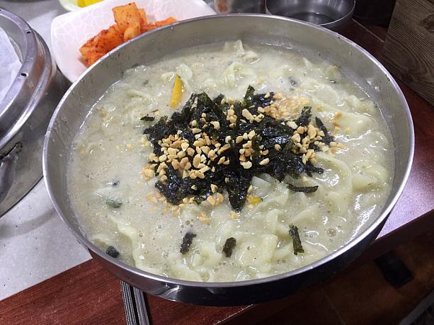 カワニナの貝入りエゴマスープの韓国式うどん。栄養価がとっても高いそうですよ～！