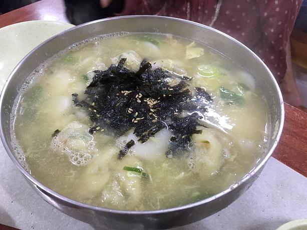 韓国のお餅と餃子が入ったスープ。こしょうがきいたコクのある味！