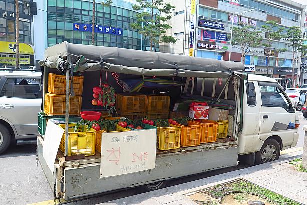 物売りのトラックや道端の露店が多い韓国。今日はナビオフィスの前にもこんなトマトのトラックがやってきました。