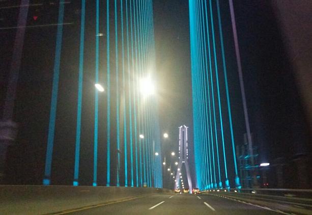 海の上を走る橋、釜山港大橋は夜景もキレイです。