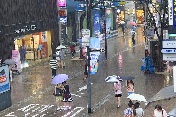 夏のソウルはこんなふうに急に激しい雨が降ることもあるのでお出かけの際は傘の準備をお忘れなく！