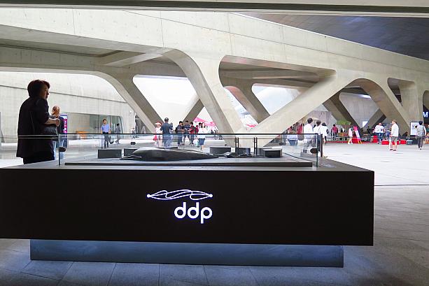 すぐにあるのがDDP、東大門デザインプラザ。