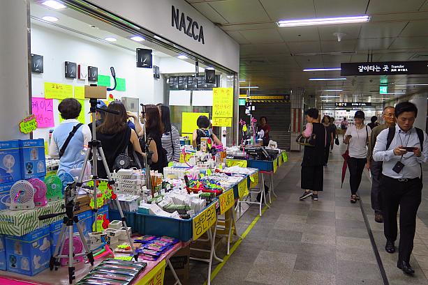 ソウルの地下鉄の中には雑貨や洋服などいろんなものを売るお店がいっぱい。