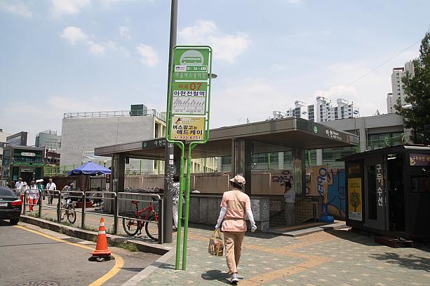 地下鉄２号線アヒョン駅を出ると、在来市場や昔ながらの長屋式の屋台ストリートがある街並みが残っています。