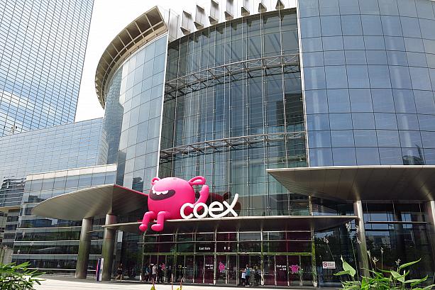 江南は三成洞にある大型複合施設、COEX（コエックス）モール！久しぶりに来てみると、入口に何やらカワイイ大きな人形が。COEXのキャラクター？