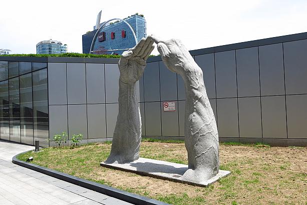 ちょっと前、ここに韓国の世界的な人気ソング「江南スタイル」の大きな手の彫刻ができたってニュースを見たけれど・・・まさかコレじゃないですよね！？