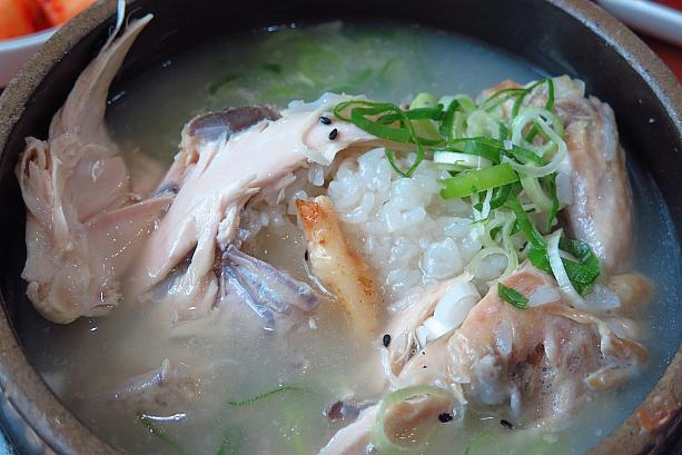 若鶏の中にもち米と朝鮮人参、ナツメなど身体に良い食材を詰め込んで、漢方入りのスープで煮たスタミナ料理！！