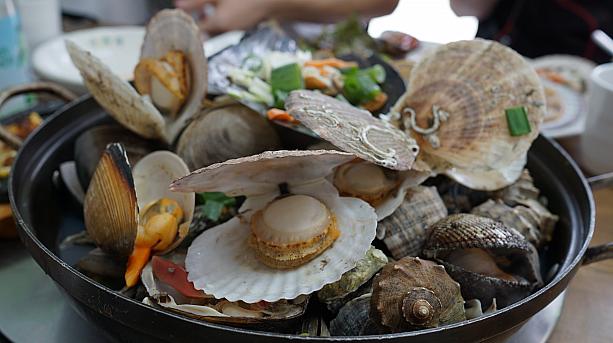 ボリュームいっぱいの貝の蒸し物。タイラギ、ホタテ、ムール貝、赤貝、牡蠣と食べ応えのある一品。