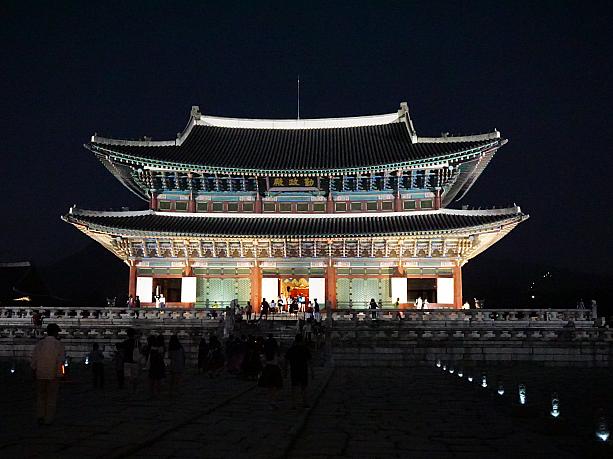 景福宮で一番大きな建物、勤政殿がライトアップされてででんとそびえています！