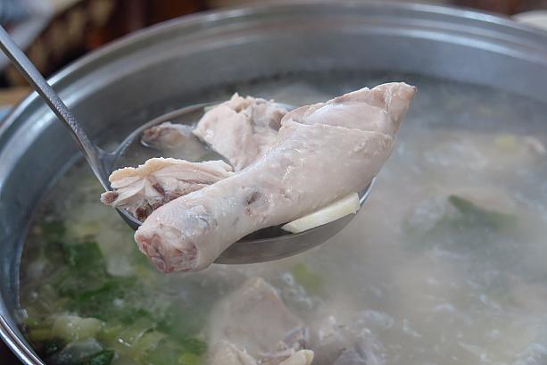 タッ（鶏）がハンマリ（1羽）まるごとという名前の鍋料理は、鶏ダシとニンニクのきいたスープに骨付きの鶏がたっぷりで、コラーゲンもたっぷりのスタミナ料理！