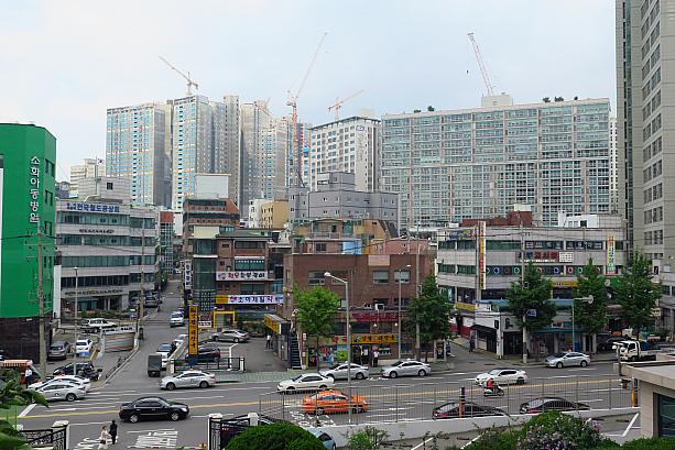 こちらはソウル駅の裏のほう。古い建物が残るちょっとディープな街並みの向こうには、大きなビルや高層マンションが建つ再開発地域が。
