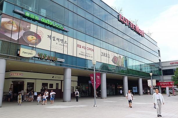 おなじみ観光客にも人気のロッテマート・ソウル駅店の駐車場の建物に、新しい食べ物屋さんが続々オープン！