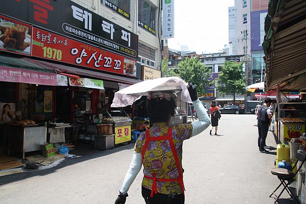 毎日３０度を超える釜山！ペダル（配達）のおばちゃんも、暑くてオボンを日傘代わりに！？暑い中、配達ご苦労様です～