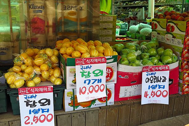 店先にチャメ（マクワウリ）が並ぶ風景は韓国の夏の風物詩。最近は青リンゴも並び始めました！韓国語では「アオリ」。日本語からきているそうですよ～