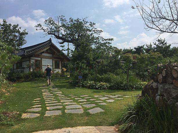 今日はソウルを離れて韓国の田舎のほうへ。夏らしく緑生い茂る庭。ここは？