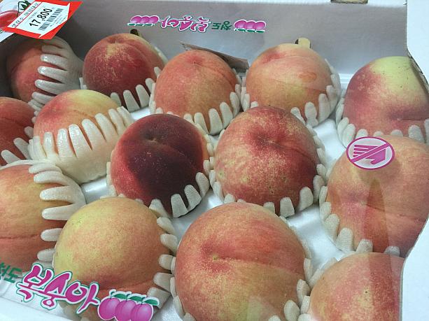 日本から来た桃の品種でした！今年は雨が少なく糖度が高い桃の当たり年。しかも、豊作だったので例年に比べて安く買えます。５年くらい前から、日本では高級品種とされる川中島白桃のような甘くて柔らかい桃が人気になりました。確実に甘い品種を狙うには箱売りで品種を見て買うしかありませんので、グループ旅行の方はぜひ試してみてはいかが？ちなみにこの桃は4.5㎏箱、川中島白桃が15個入りで17,800ウォンでした。