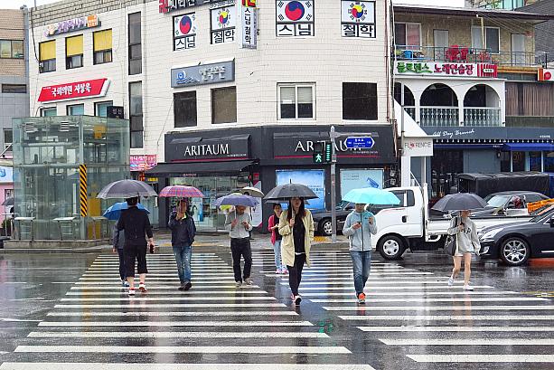 今日は雨。8月の末に急に涼しくなったソウルだけど、雨だからから今日は少し寒いくらいで最高気温は17℃！道行く人もみんな長袖を着ています。