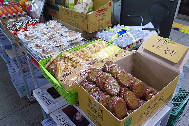 新聞や飲み物のほか、ちょっとつまめるお菓子もいっぱい。ヤックァ（薬菓）なんて、韓国っぽいなあ～
