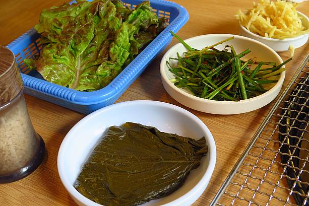 韓国で焼きウナギに必ず付く薬味といえば生姜の千切り。焼肉のようにサンチュやエゴマの葉漬けでつつんでいただいても。