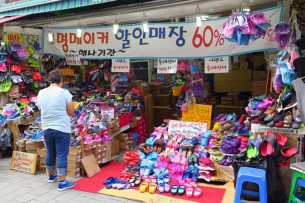 こちらではスリッパの大安売り。目がさめるくらいカラフルな商品が並んでいるのが韓国っぽい！？