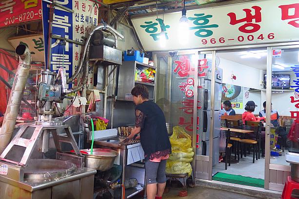 こちらは冷麺屋さんも多いみたいです。咸興式の冷麺店。お店は小さいけれど、製麺機もあって本格的な冷麺が食べられそう！