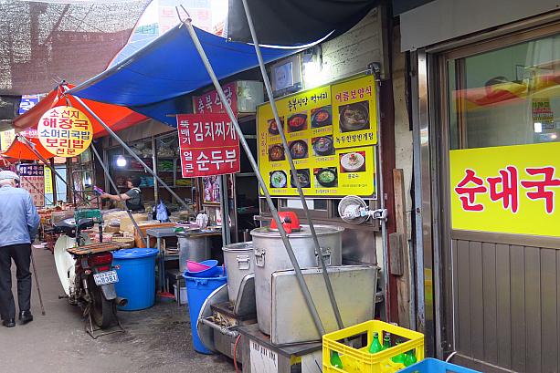 奥のほうには食堂も。市場の食堂メニューで多いのは、クッパやポリパッ（麦飯ビビンバ）、スンデグッ（韓国式豚の腸詰めスープ）。