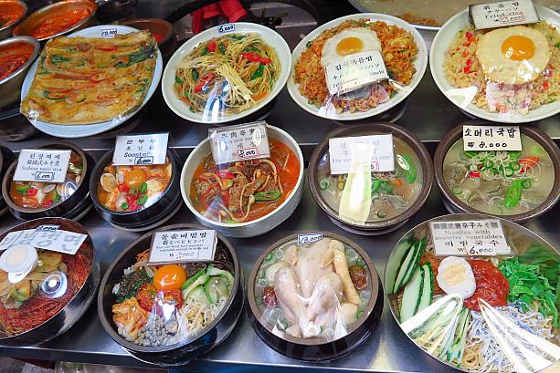 ずらりと並ぶ韓国料理！実はこれ、みんなサンプル。チヂミにチャプチェに参鶏湯、石焼きビビンバに辛そうなスープなどなど、おなじみ韓国料理がいっぱい。