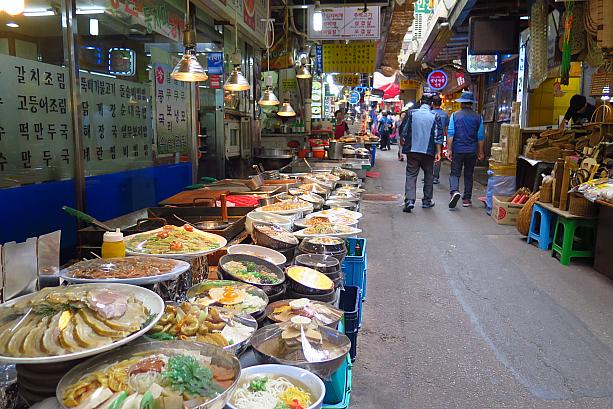ここにはどのお店の前にも料理サンプルが。その種類はとっても多く、まるで韓国料理の博物館のよう！