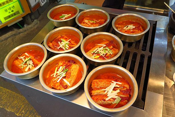 通りにはサンプルだけじゃなく、ホンモノも。こちらはカルチジョリム、タチウオの韓国式辛い煮つけ。