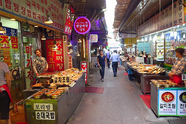 こちらは南大門市場の食堂が集まる細い路地！狭い通りに庶民的なお店が軒を連ねています。