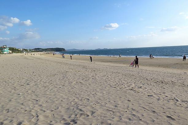 マッドフェスティバルや海水浴のシーズンじゃないけれど、広い砂浜には遊びに来た人がいっぱい。
