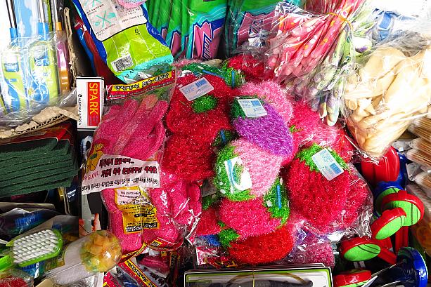 韓国で台所用スポンジとしてよく使われる、手編みのスポンジ。はっきりとした色合いの花型やイチゴ型が可愛い！ゴム手袋も、いろんな色や柄のものが売っています～