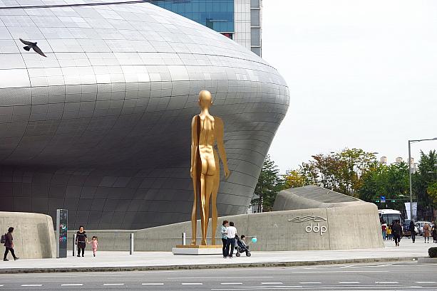 これは現在こちらDDP（東大門デザインプラザ）で開かれている「キム・ヨンウォン彫刻展」の作品とか。大きい！斬新！中にもたくさんの展示があるそう。