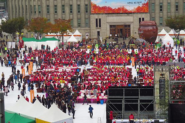今日から日曜日まで開かれるこのキムジャン文化祭。約4千人が参加して50トン余りのキムチが漬けられるとか。ソウル広場はキムチの赤に染まっています！