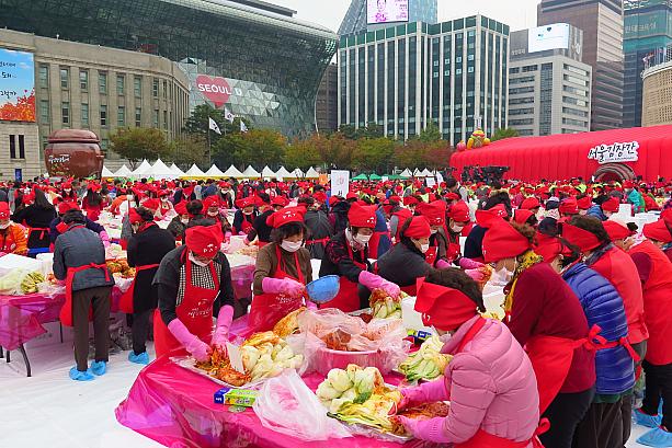 11月の初めといえばキムジャン（キムチ漬け）の季節。ソウル広場では今日からキムジャン文化祭が始まりました！
