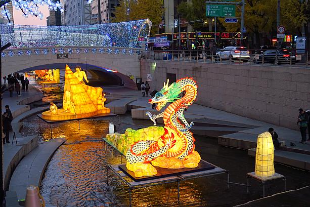 ソウルで毎年11月に恒例のイベントといえば、ソウルランタンフェスティバル！今年も11月4日から始まり、毎晩たくさんのランタンが清渓川で明るく光っています！
