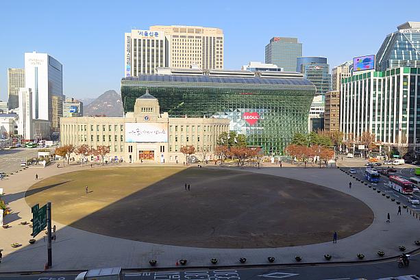 初雪も降ったし11月も末になると気になるのが、毎年冬に登場する市庁前ソウル広場のスケート場。でも今年はデモのため運営中止が決まったとか！！