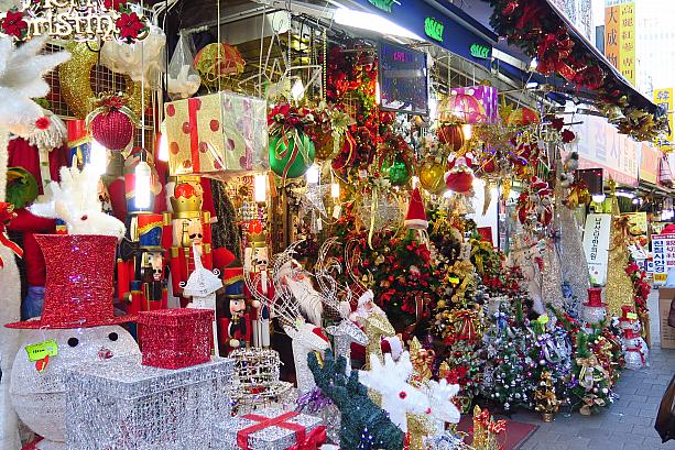 そして、南大門市場にこの時期現れるのが、クリスマス飾りの専門ショップ！