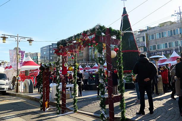地下鉄４号線ハンソンデイック（漢城大入口）駅２番出口を出るとすぐにある広場にステキなクリスマスの飾りが！