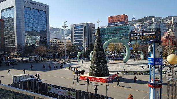 釜山駅前もクリスマスの雰囲気です～。