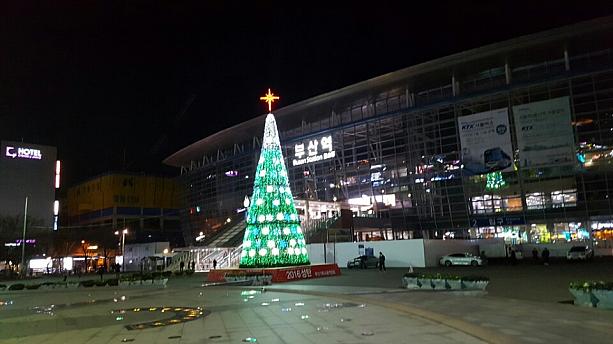 メリークリスマス！釜山駅前の大型ツリーのライトアップがきれいです。
