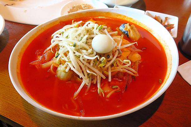 チャジャンミョンと共に韓国の中華料理で定番なのは、真っ赤なチャンポン！