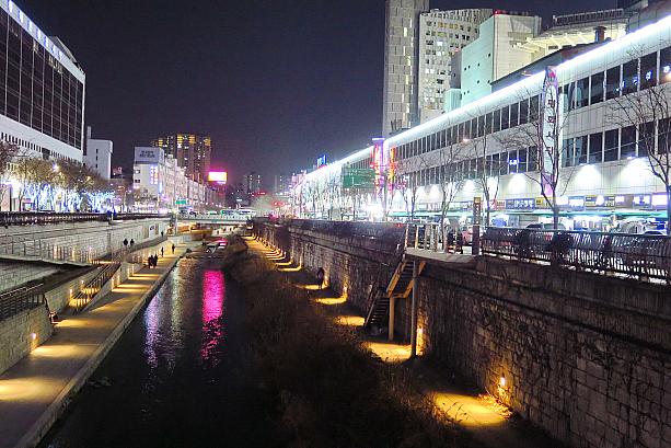 平和市場横すぐの清渓川では、こんなに寒くて暗い時間なのに歩いている人が意外といるよう！さすが熱気あふれる夜の東大門市場です！
