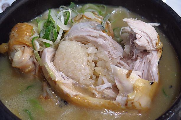 鶏の中にはもち米が詰め込まれています。漢方も入った栄養たっぷりのスープと一緒にスルスルといただけちゃう！