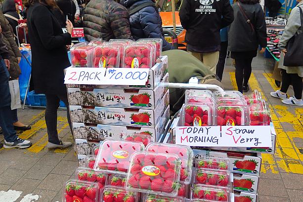 道で売っているイチゴも2パック10,000ウォンとだいぶ安くなりました。街の様子もどんどん春に向かっている明洞です！