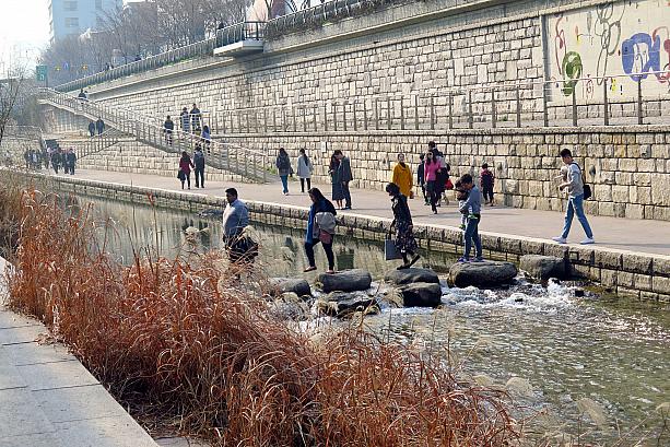 観光客も地元の人も、誰もが渡りたくなる清渓川の飛び石！