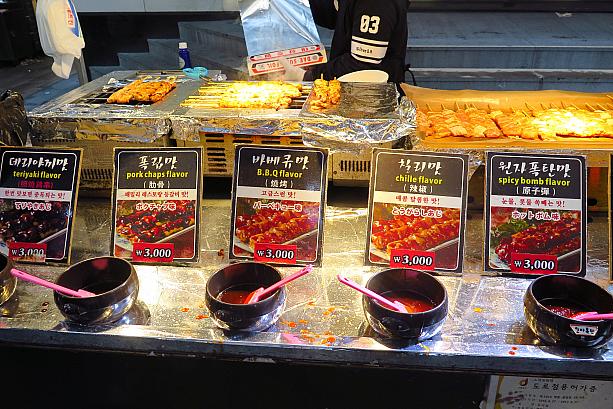 韓国の焼き鳥、タッコチ（鶏串）は、日本のと比べると巨大！こちらでは好きなソースが選べるよう。